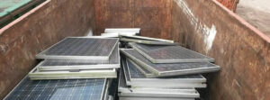 cassone pieno di laste di impianto fotovoltaico pronte per essere smaltite