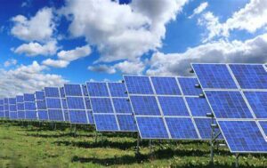 vari pannelli solari inseriti in un campo per la produzione di energia elettrica