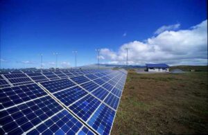 pannelli fotovoltaici messi a terra per produrre energia 