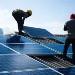 operai che tolgono i vecchi pannelli solari pronti per essere smaltiti