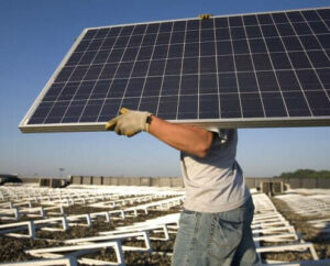 operaio che si occupa di disinstallare un impianto fotovoltaico vecchio per essere smaltito 