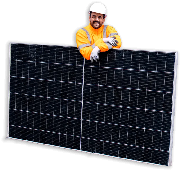 immagine tecnico sorridente con pannello solare